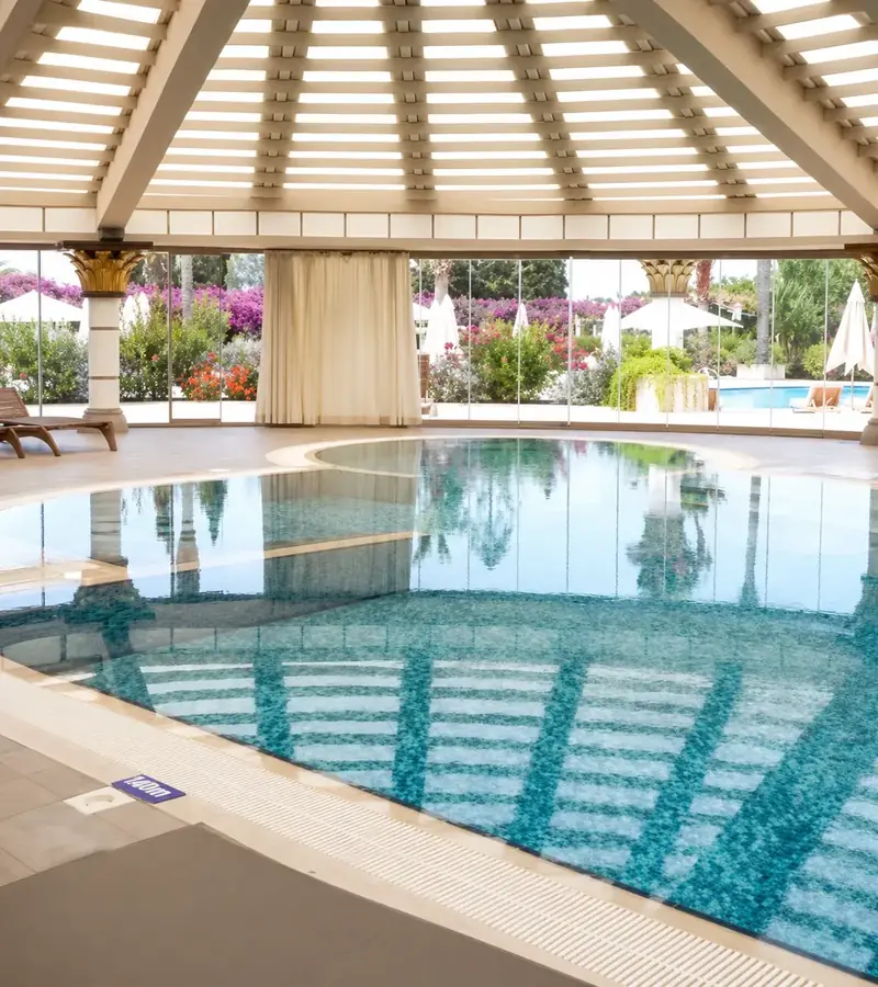 Piscina coberta com pergolado climatizado