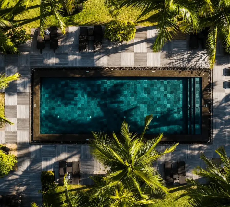 Piscina retangular com revestimento em pedra escura