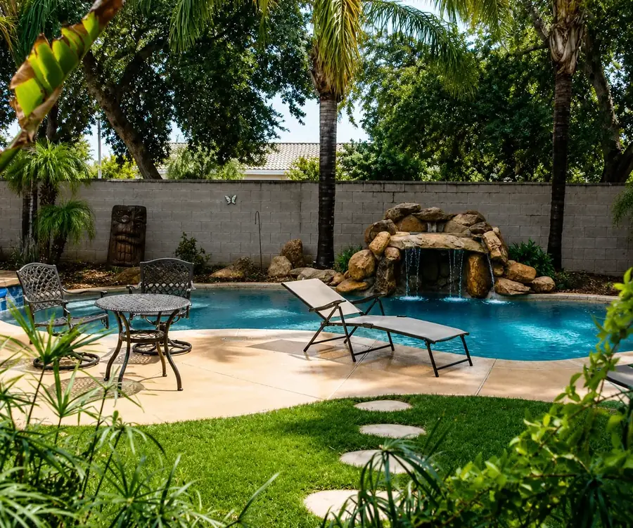 Piscina de formato livre com cascata de pedras