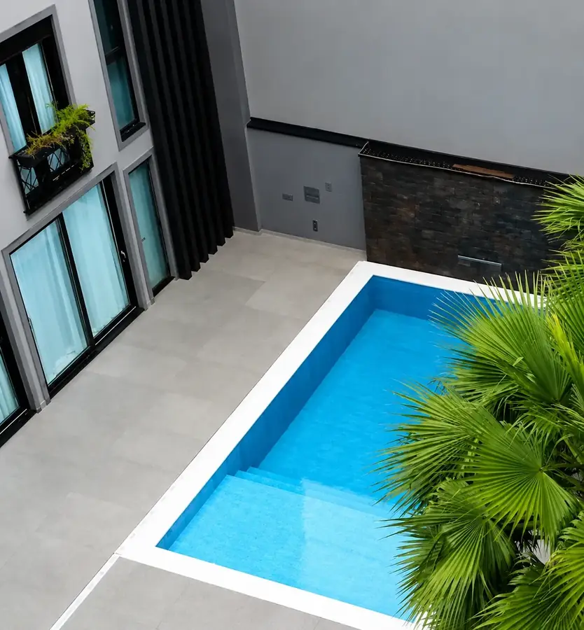 Piscina compacta para áreas internas e sobrados