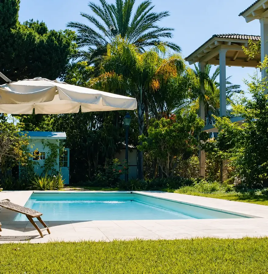 Piscina retangular em jardim tropical