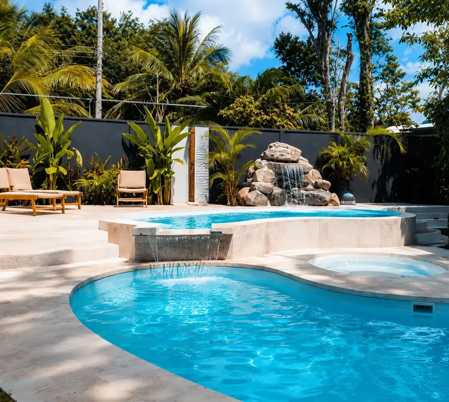 Piscina orgânica com cascata e spa integrado