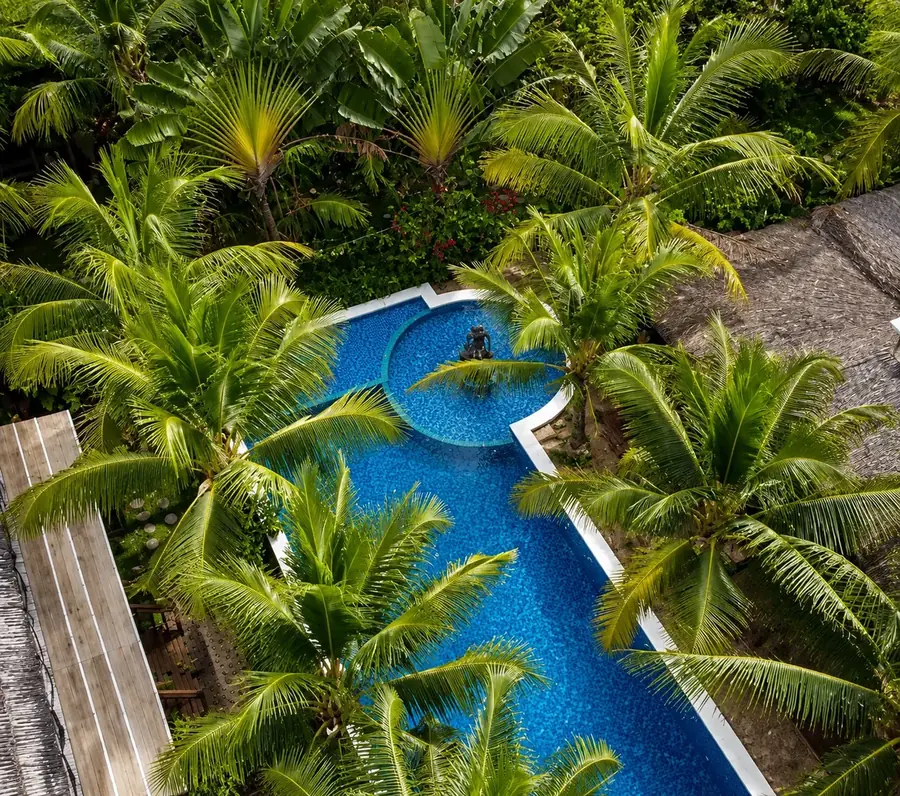 Piscina de raia entre jardim tropical